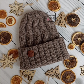 Czapka w warkocze z wywinięciem